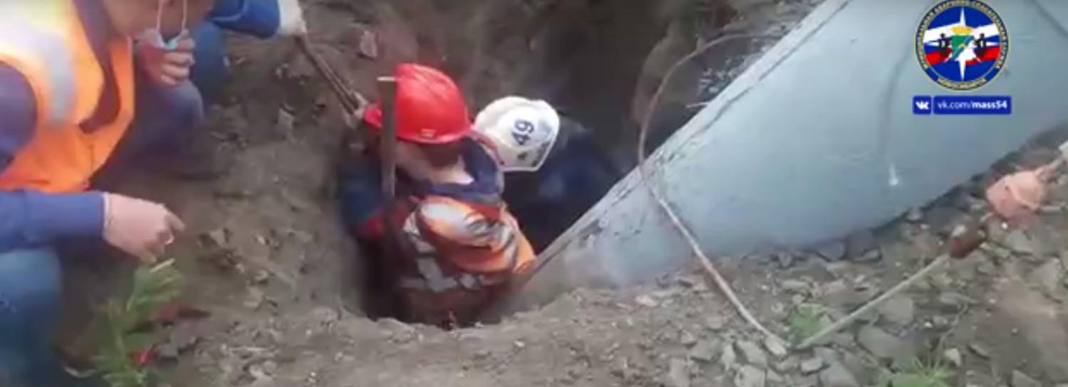 Мужчина по колено завяз в земле из-за столба в Новосибирске