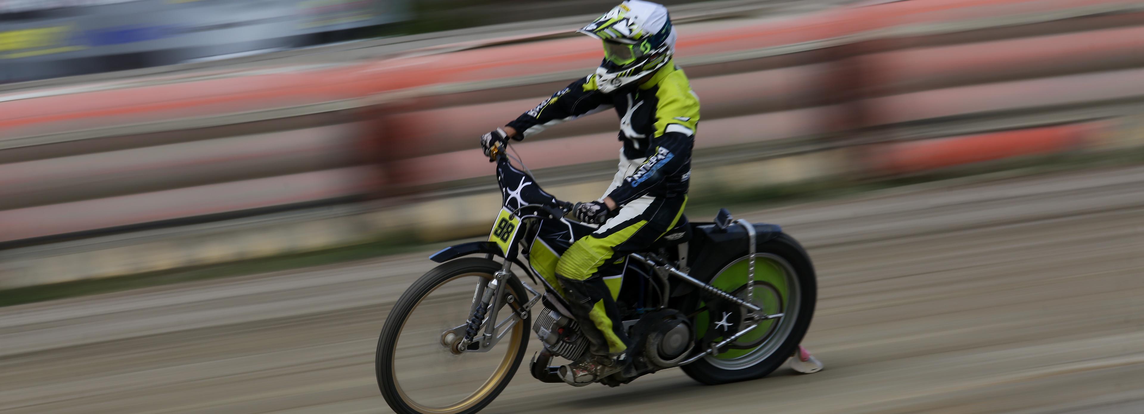 Байкеры-подростки посоревновались в гонках на мотодроме ДОСААФ