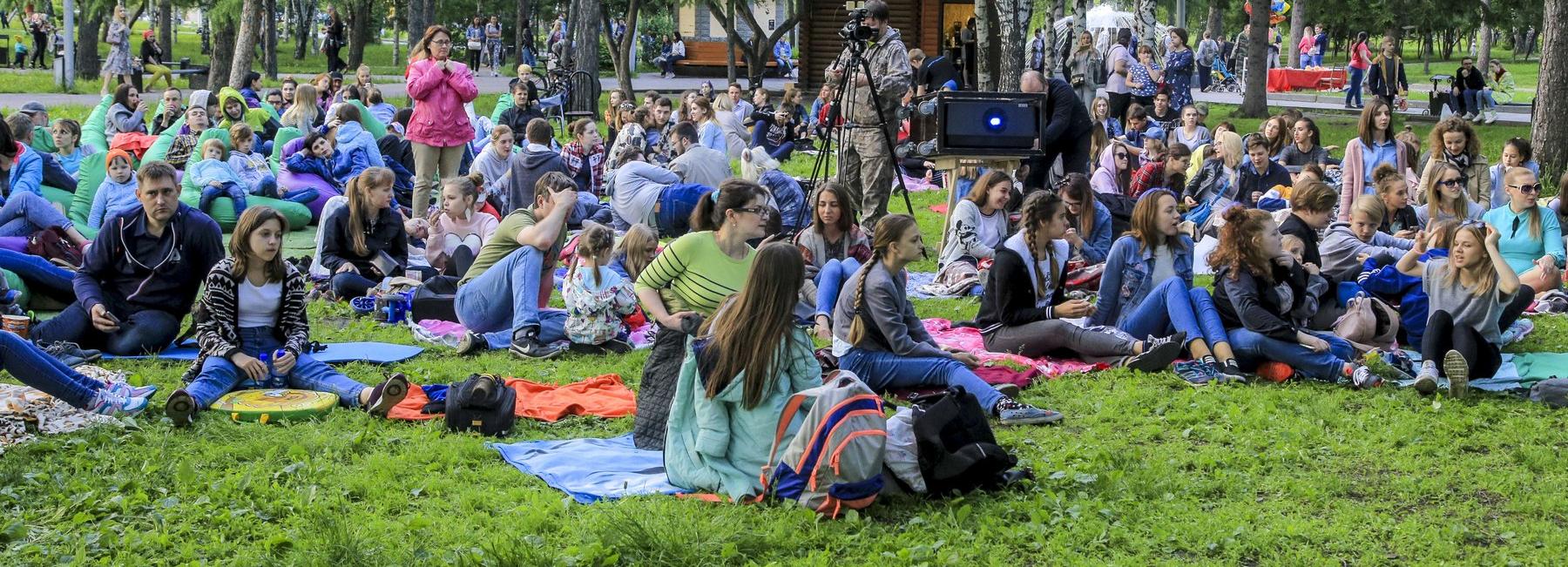 Афиша выходных: летний вайб, морж со штангой и кино на траве