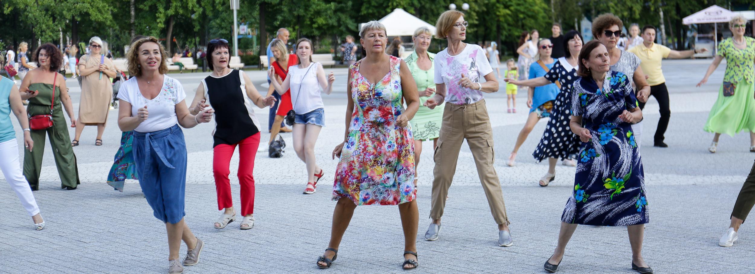 Город танцует: в новосибирских парках дадут уроки вальса