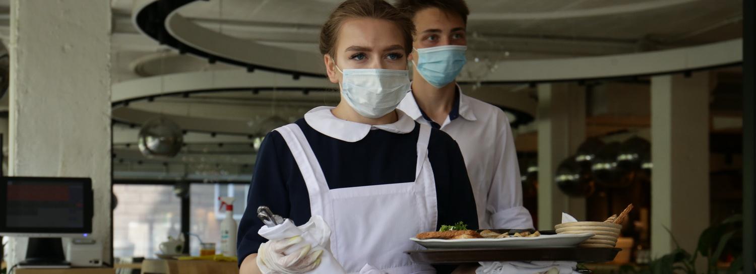 В масках даже повара: как работают рестораны после затяжного карантина