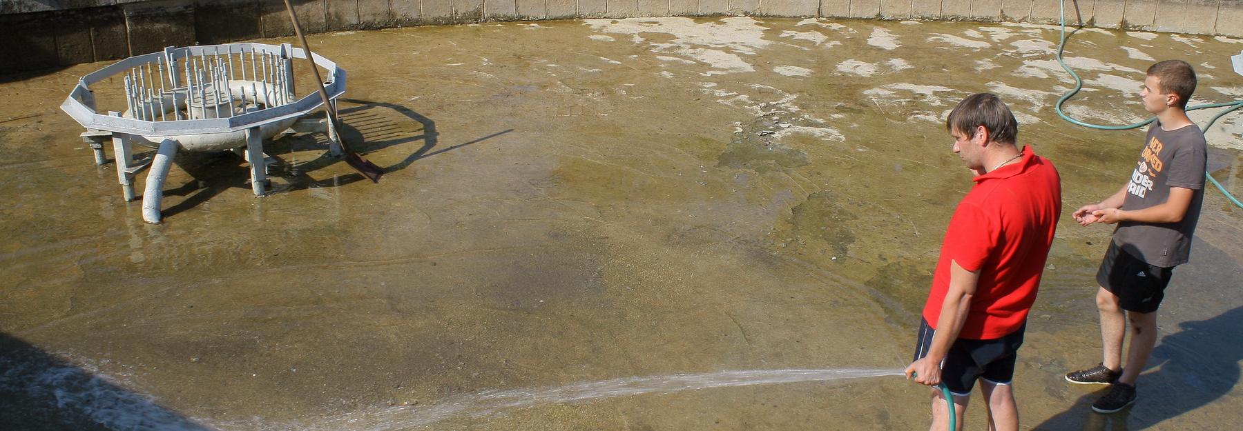 «Это для безопасности»: из фонтанов спустили воду в день Ивана Купалы