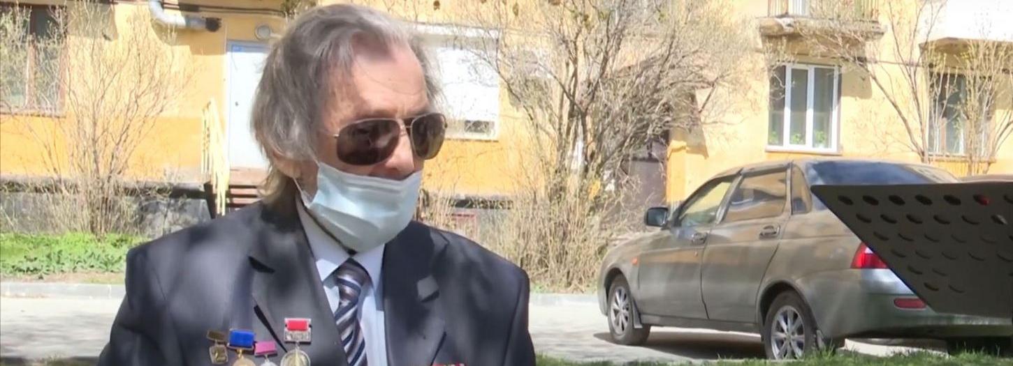 96-летний новосибирский ветеран станцевал под саксофоны в своём дворе