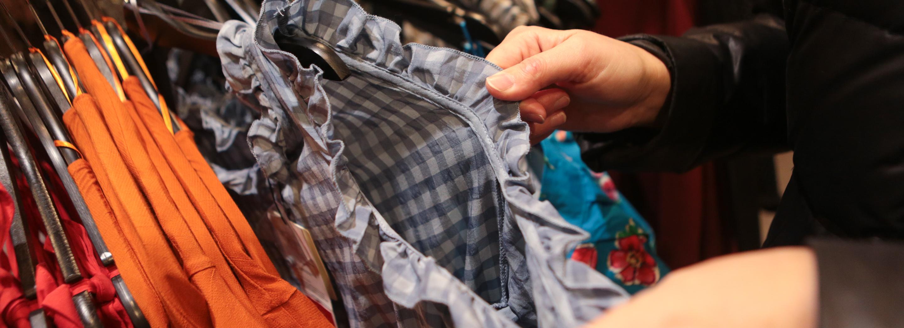 Люксовые вещи дешевле в десять раз привезут на гаражную распродажу