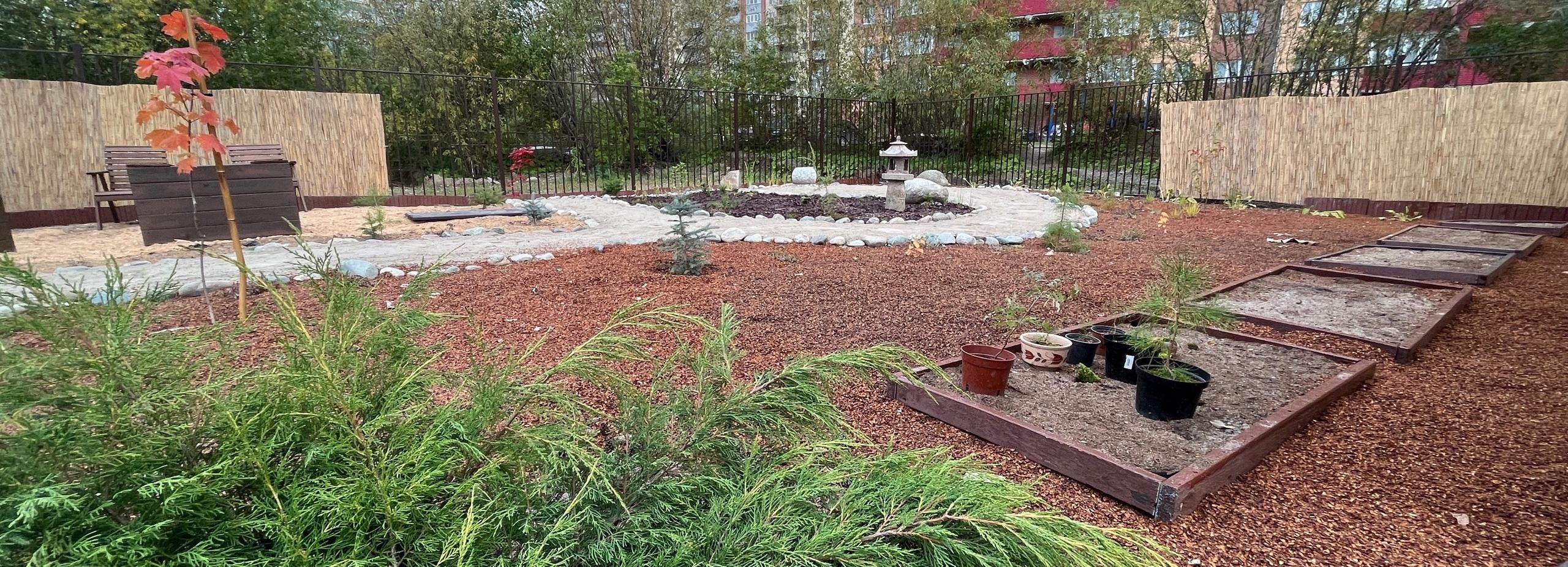 Питомник с японским мини-садом создали во дворе у парка «Каменка»