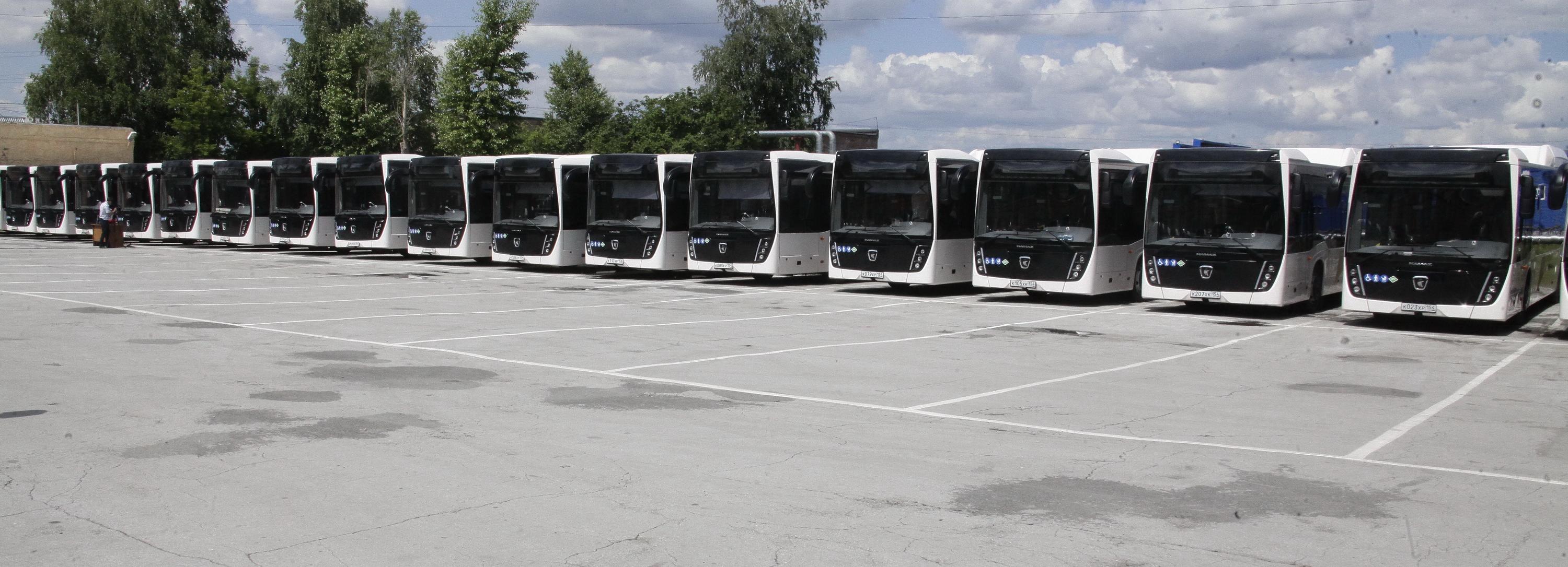 Мэр Локоть раздал ключи от 40 новых НефАЗов — что говорят шофёры