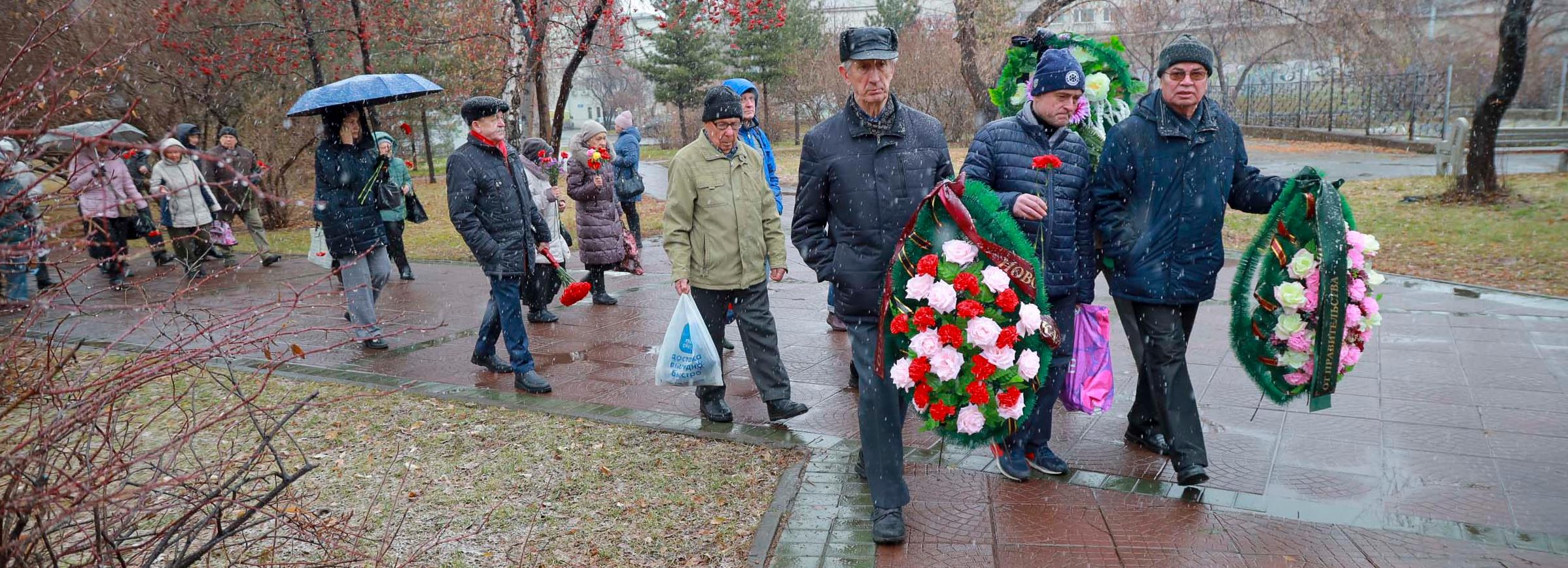 Десятки новосибирцев принесли цветы к мемориалу жертвам репрессий