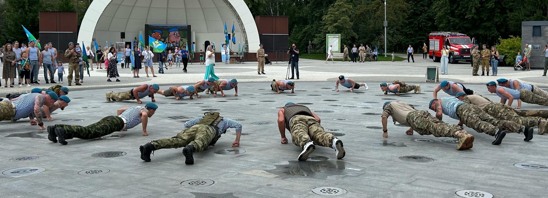 Новосибирские десантники отжались на кулаках в Центральном парке