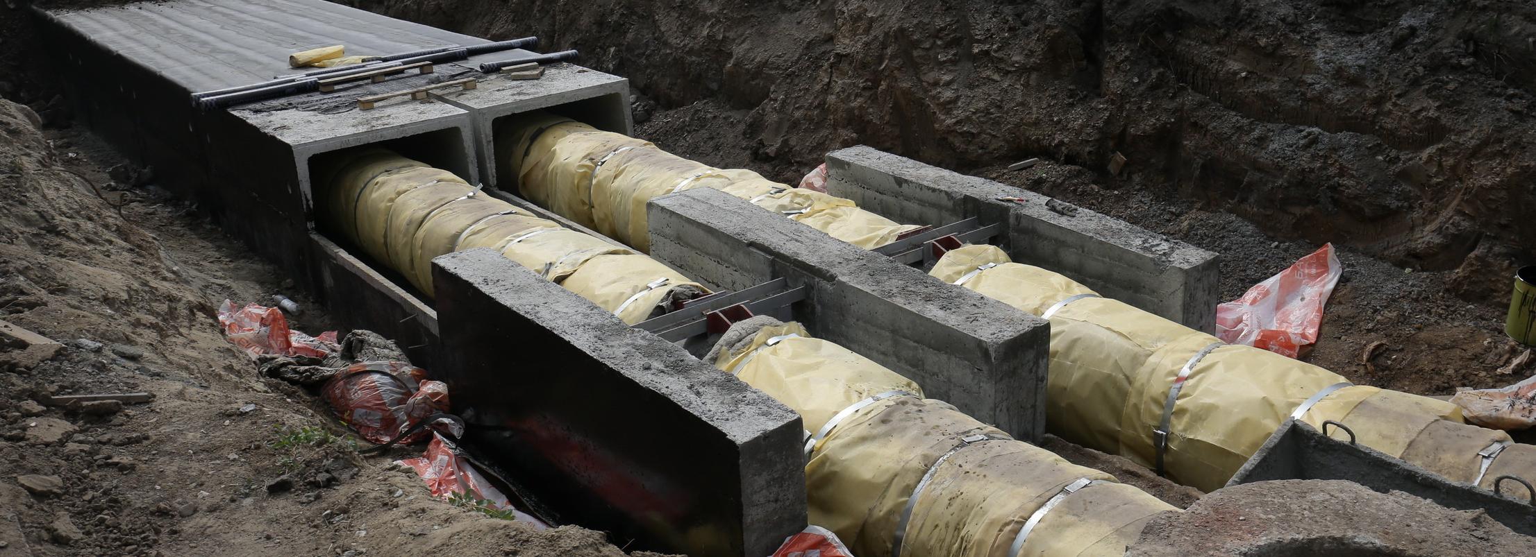 Улицы в двух районах Новосибирска раскопали из-за дефектов труб