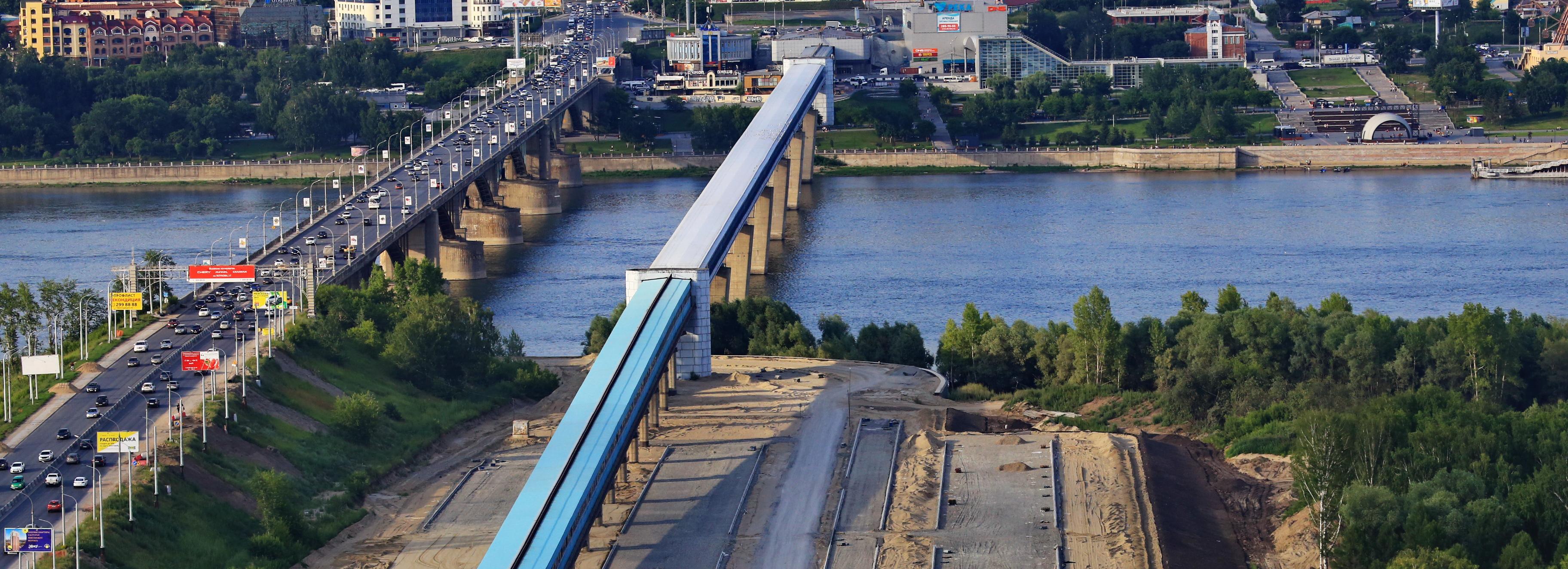 Метромост в Новосибирске остеклят по всей длине