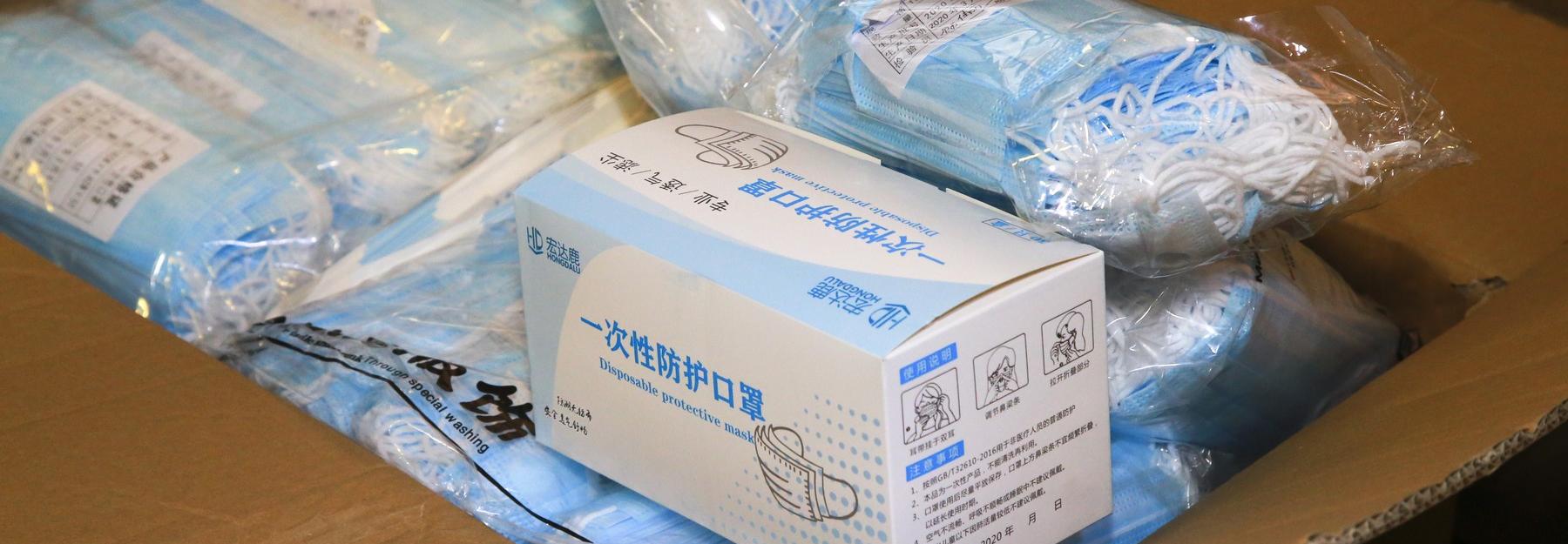 Пять штук в одни руки: маски из Китая привезли в Новосибирск