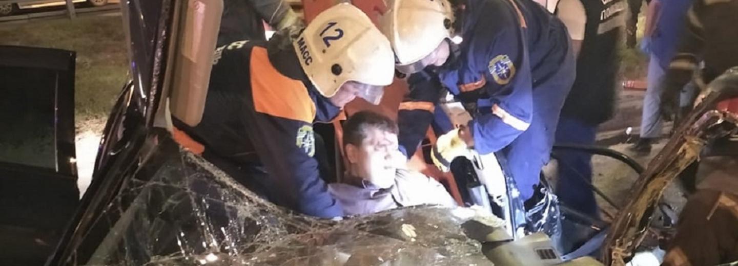 Спасатели достали из искорёженной «Тойоты» виновника жёсткой аварии
