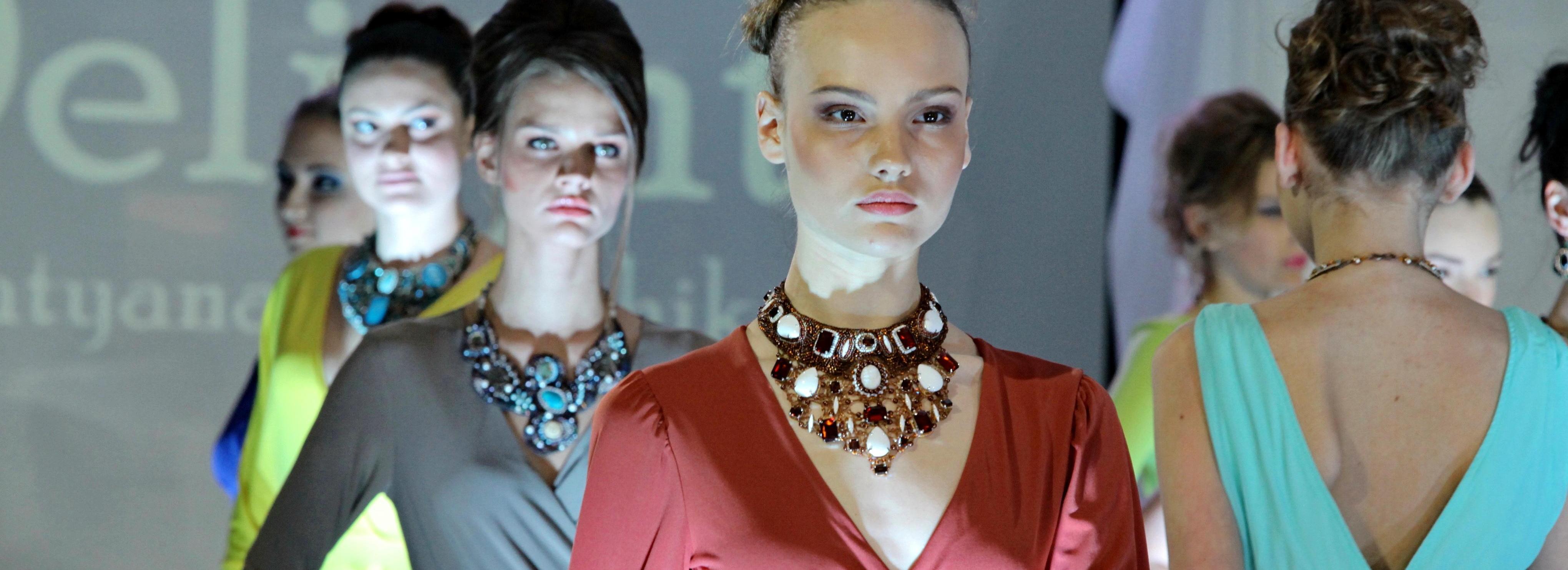 Под знаком огненной лошади: в чём встречать Новый год — советы стилиста