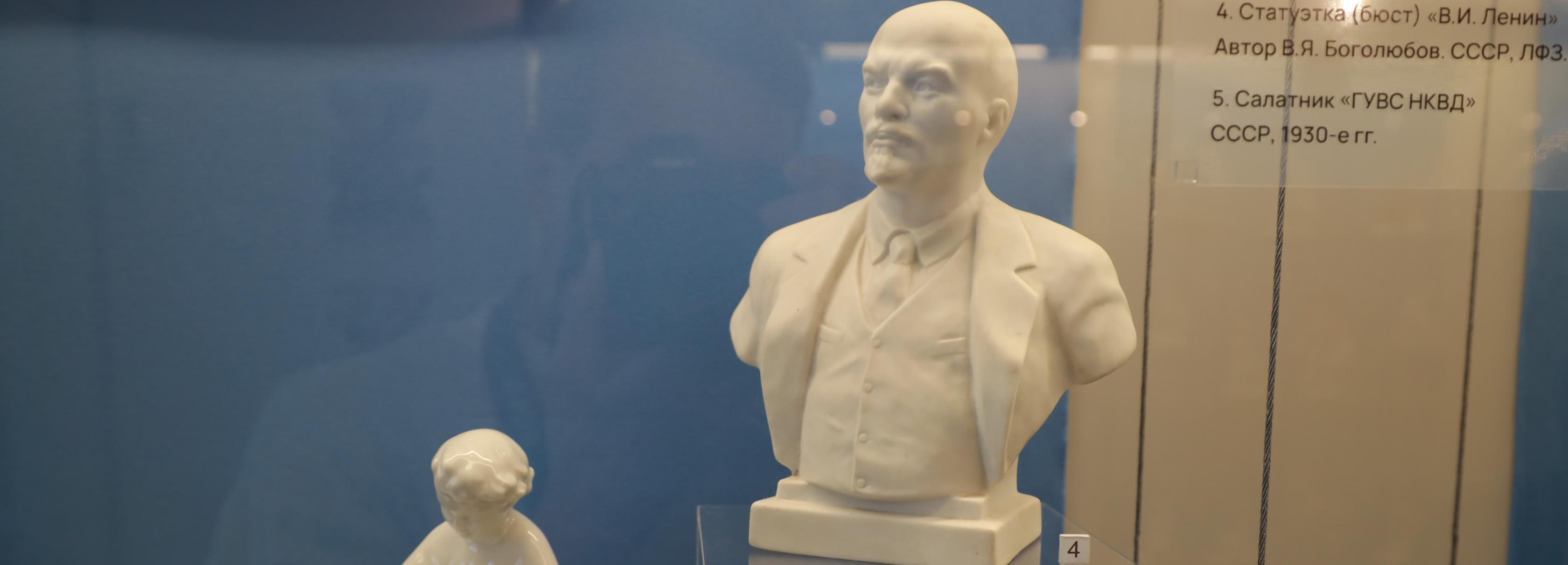 Агитационный и номенклатурный фарфор выставили в Музее на набережной