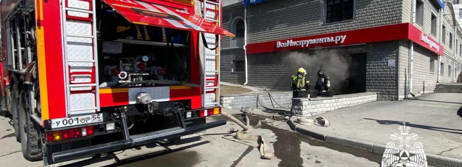 Крупный пожар случился в магазине инструментов на улице Инской