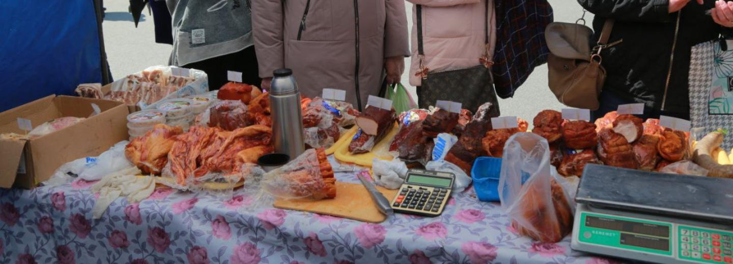 От клубники до лосятины: на площади Маркса прошла масштабная ярмарка