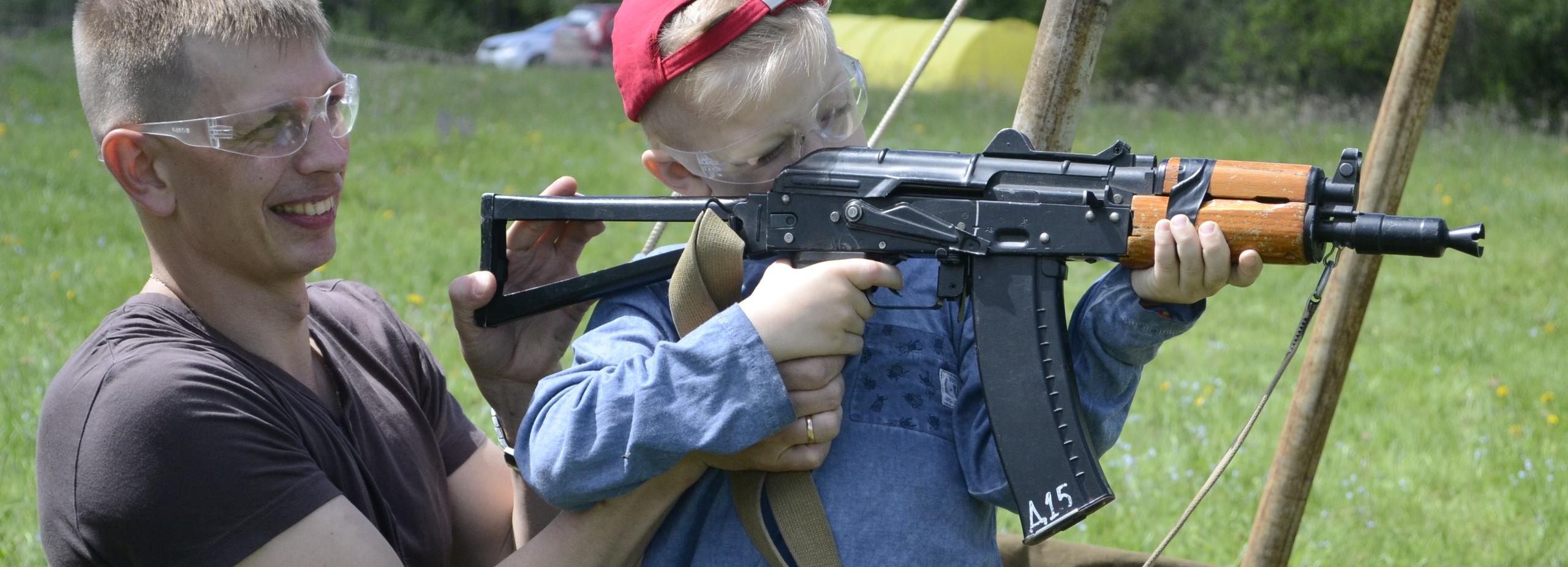 Новосибирским школьникам дали разобрать автомат в День космонавтики