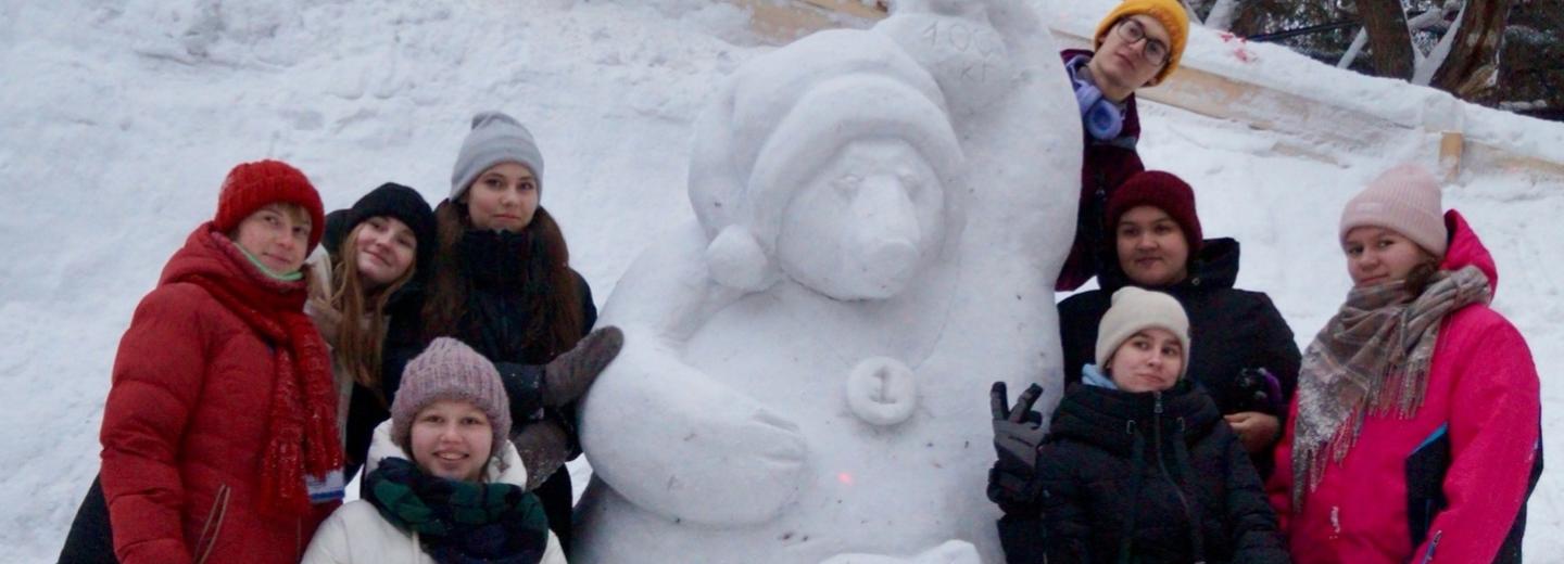 12 фигур животных из снега слепили в Новосибирском зоопарке