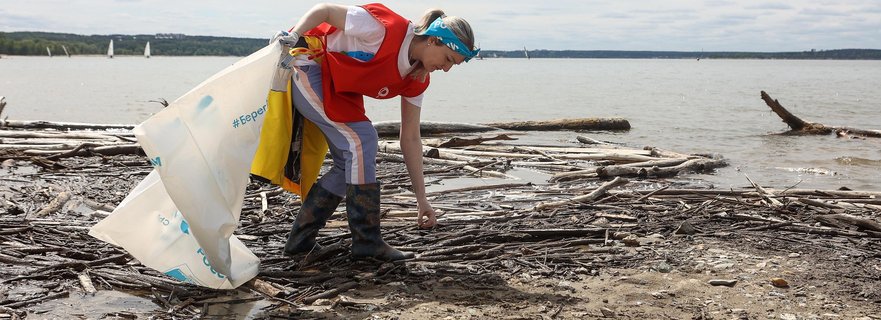Звезда «Уральских пельменей» вышла с новосибирцами на уборку берега Оби