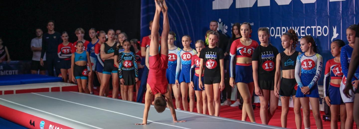 Афиша выходных: муха в янтаре, пирамида из людей и мультики с оркестром