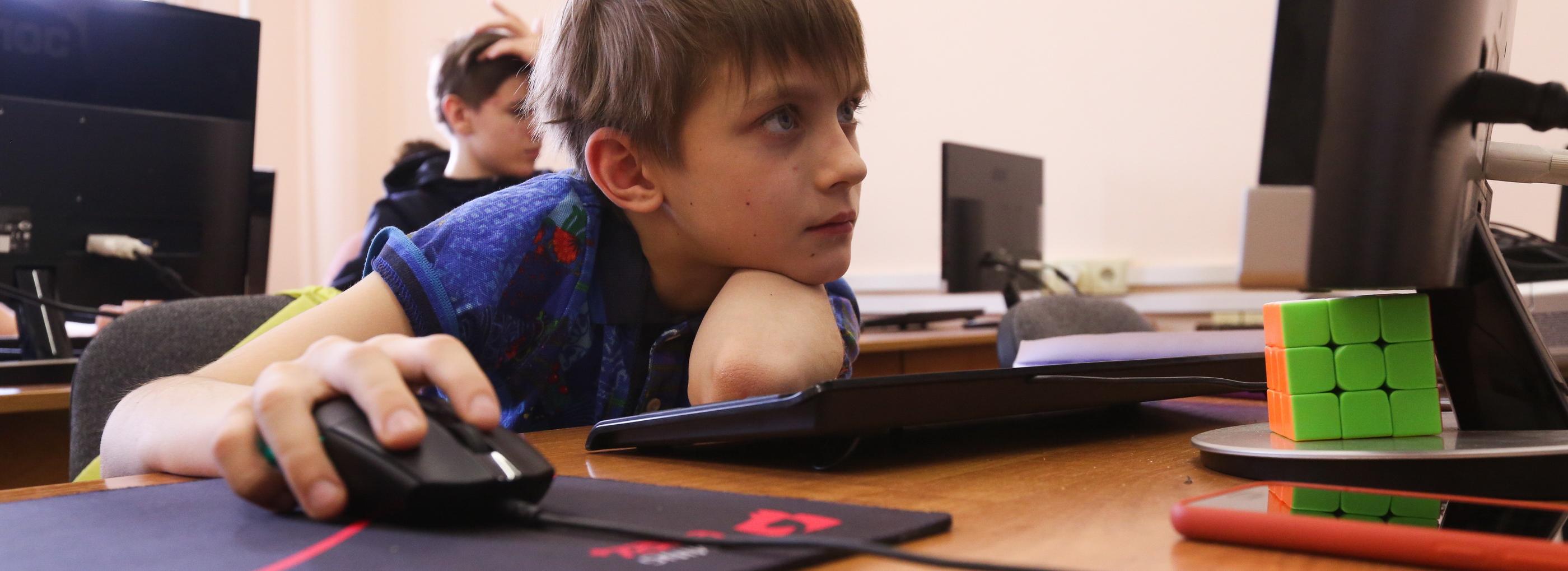 «Ни одного окна в расписании»: школьники массово идут к репетиторам летом