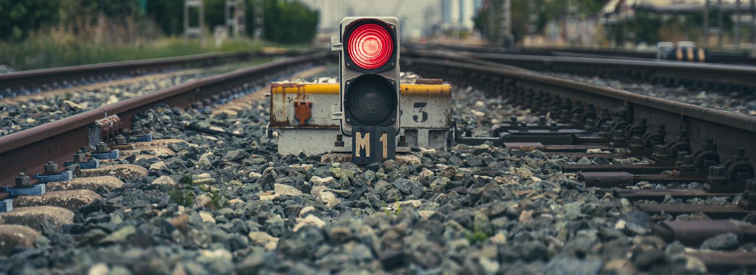 Тепловоз протаранил грузовой автомобиль на переезде под Новосибирском