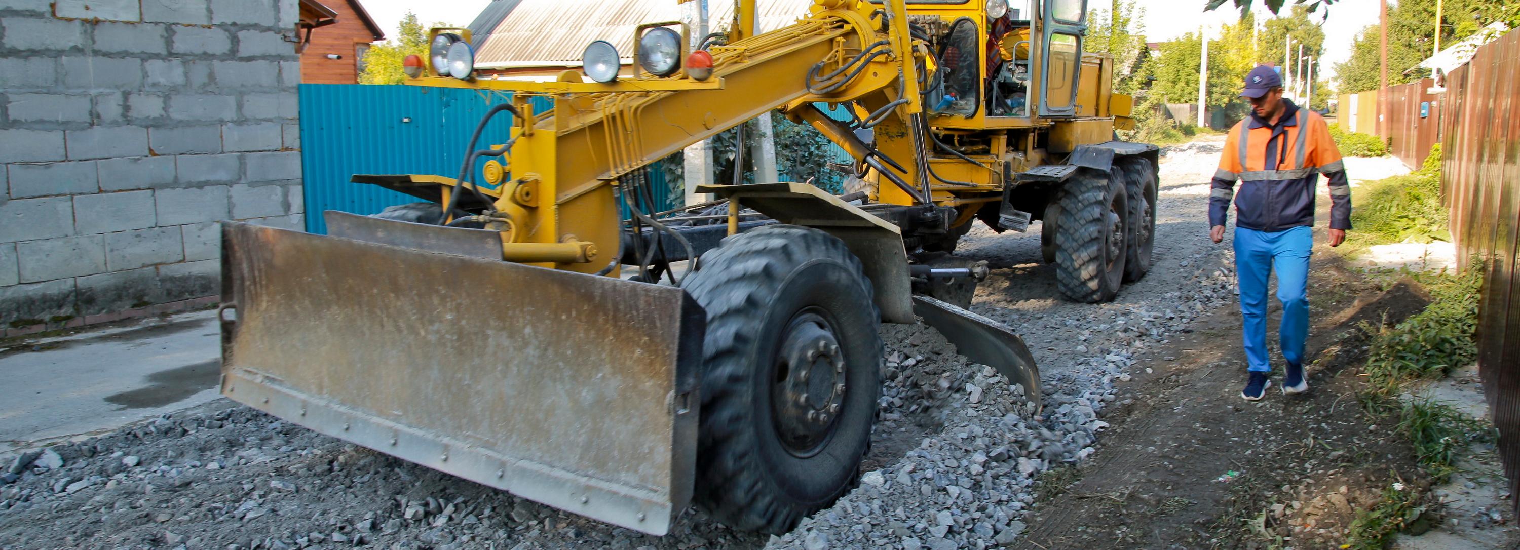 Первый слой щебня уложили для новой дороги на улице Томьусинской