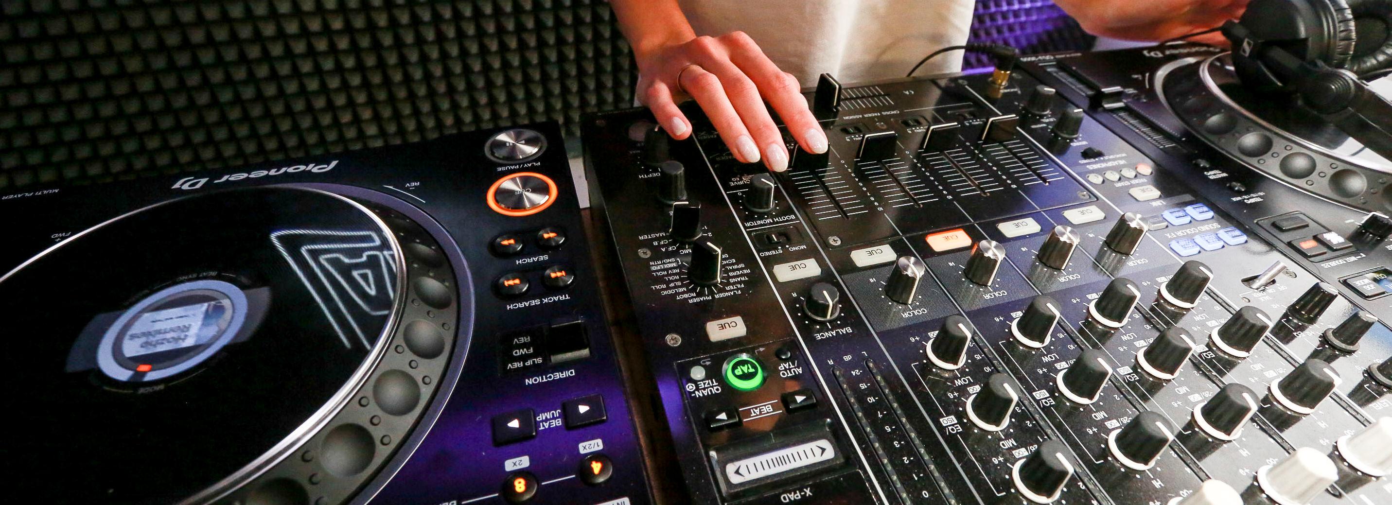 Группа IOWA научит создавать треки начинающих музыкантов из Новосибирска