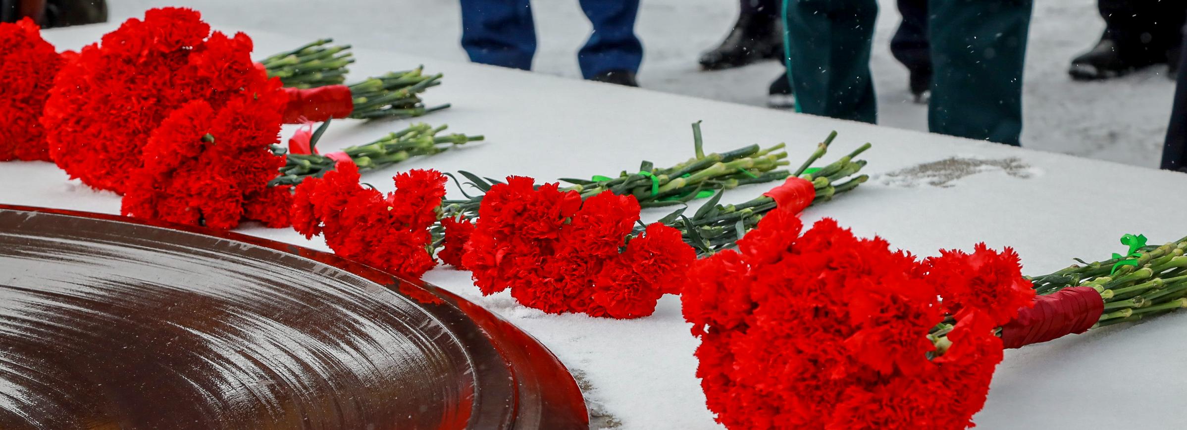 «Эстафета Победы»: мэр Кудрявцев принёс цветы к Монументу Славы