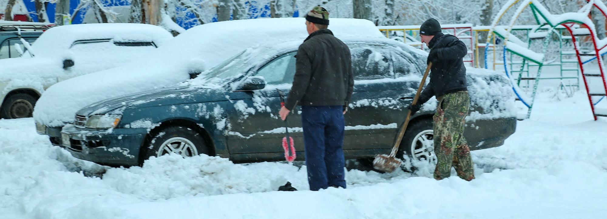 Пригвоздило к сугробу: мэр Белогорска удивился заснеженному Новосибирску