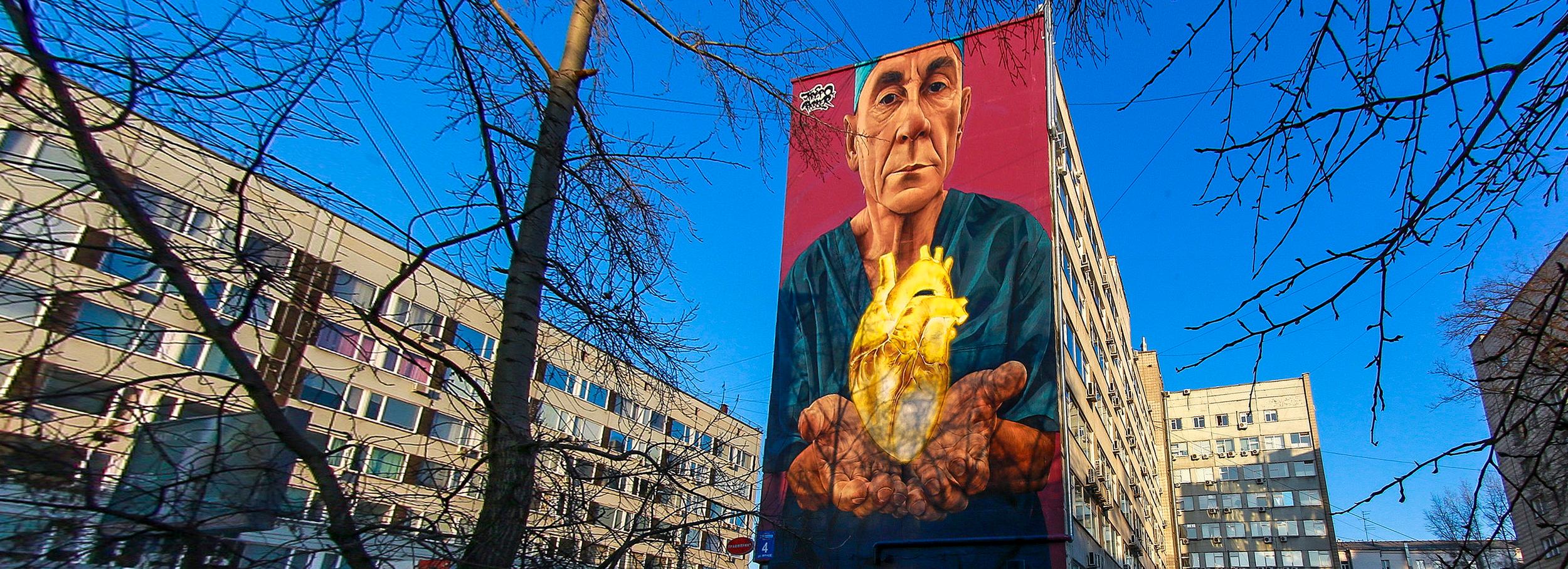 Огромный мурал с врачом в Новосибирске решили не закрашивать