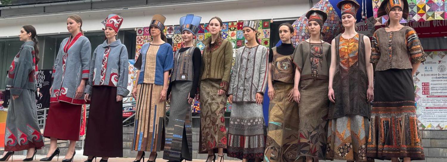 Дефиле на фоне лоскутных одеял устроили в Академгородке