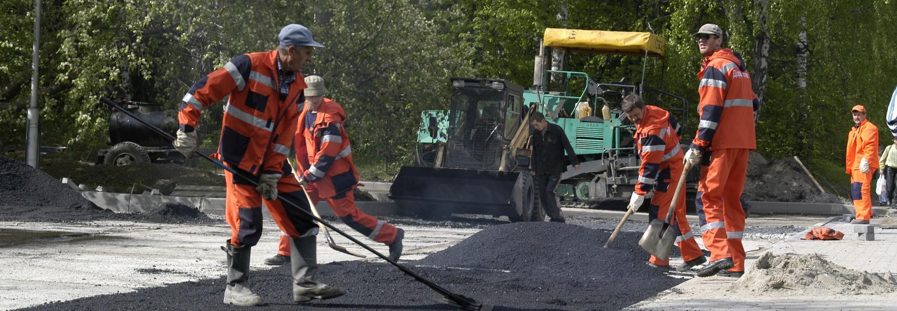 Колею на девяти дорогах Новосибирска исправят горячей щебёночной смесью