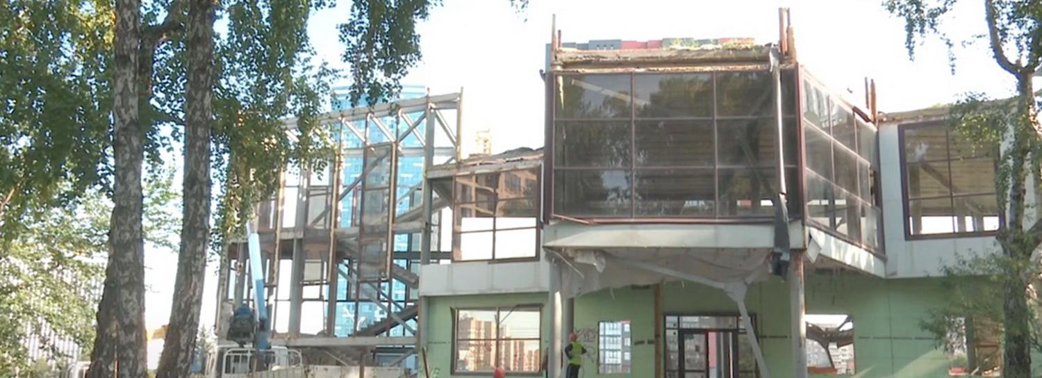 Двухэтажное стеклянное кафе сносят в сквере у метро «Октябрьская»