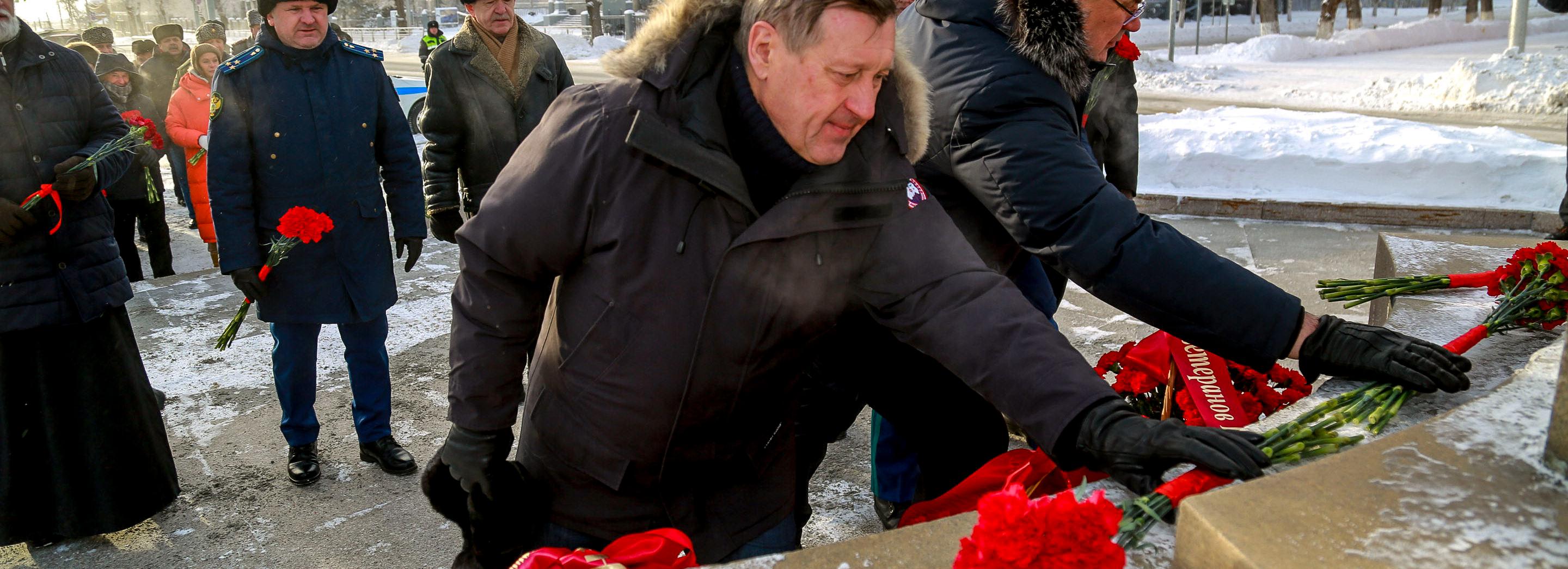 Мэр Локоть принёс цветы к бюсту Покрышкина в День героев Отечества