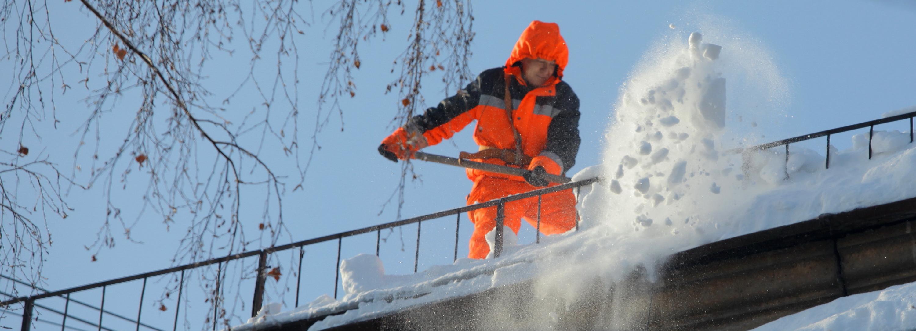 908 крыш Новосибирска должны очистить от снега за четыре дня