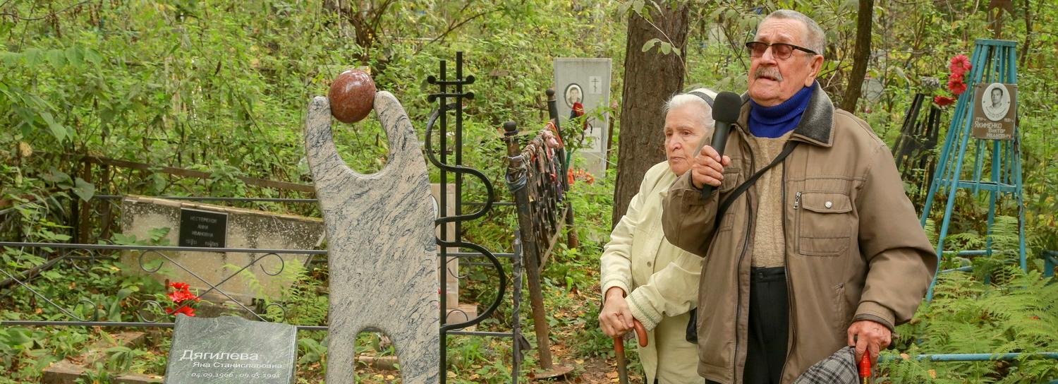 Памятник с беседкой открыли на могиле Янки Дягилевой