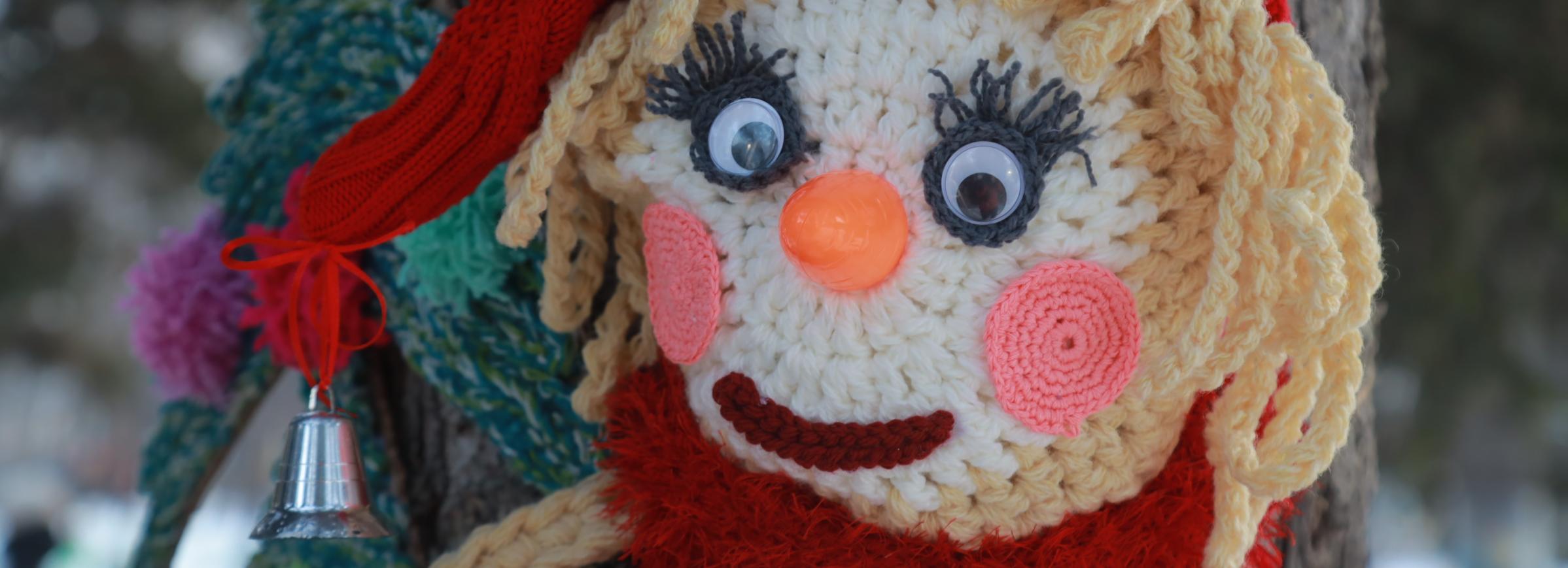 Вязаный стрит-арт в сквере Калининки: деревья укутали в яркие обновки