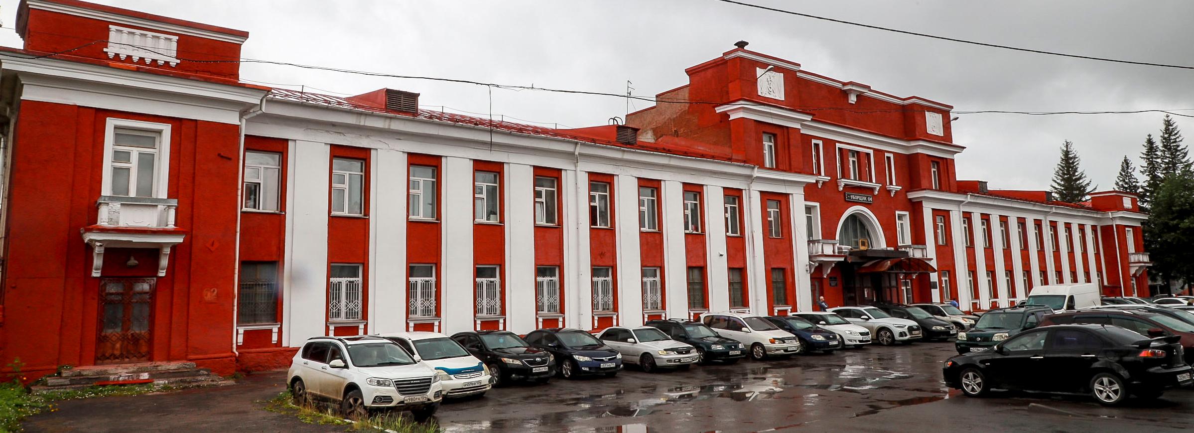 Насыщенно-красным стал фасад проходной оловокомбината на улице Мира: фото