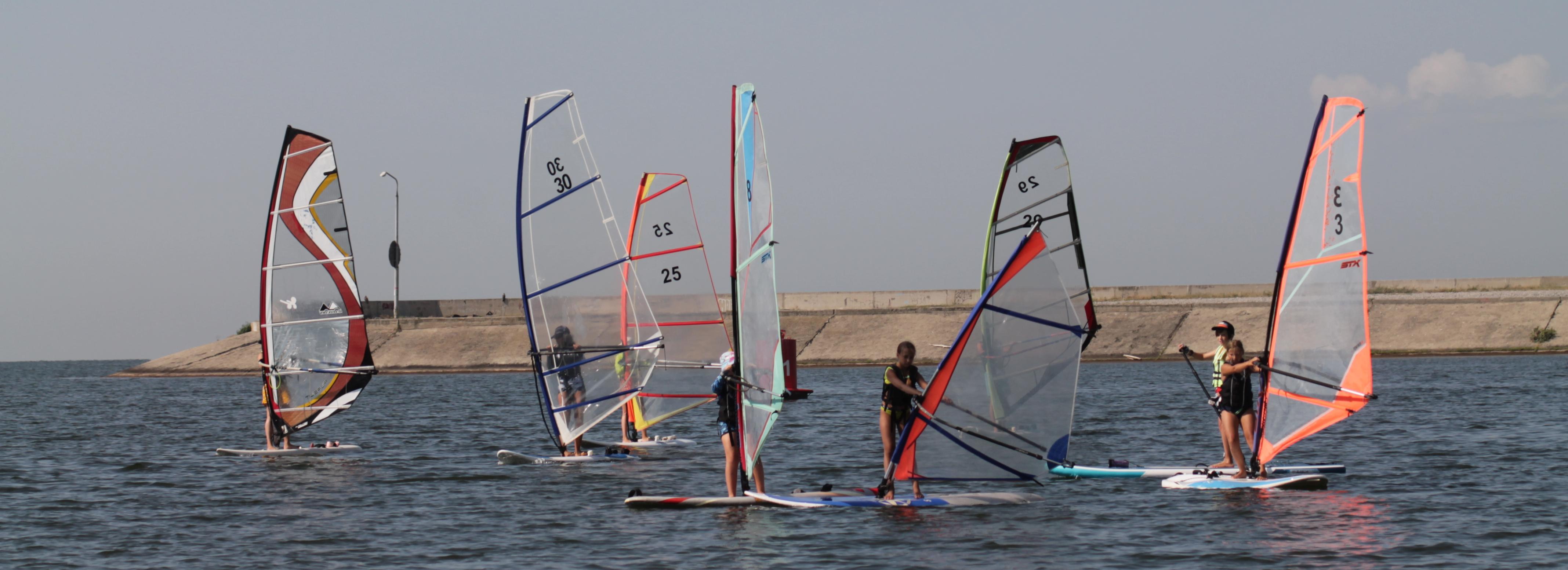 По волнам с цветными носами: как юные сёрферы провели лето в Новосибирске