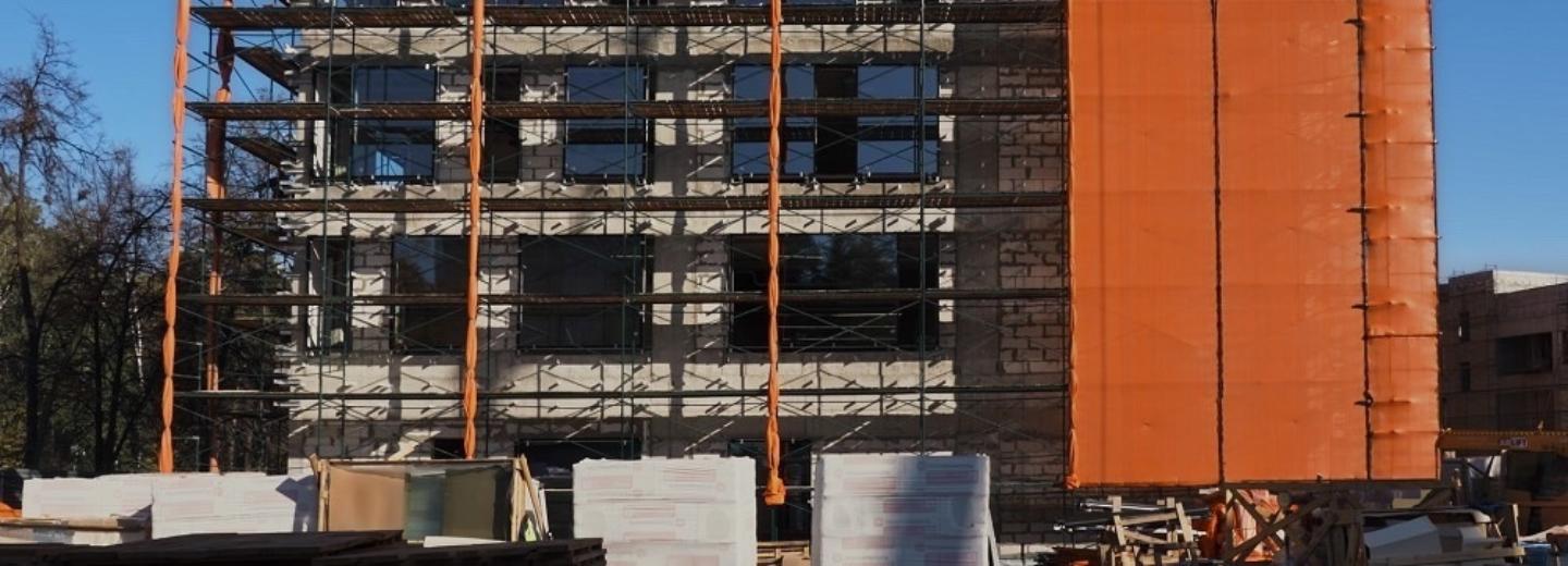 Первый слой асфальта уложили около нового корпуса ФМШ в Академгородке