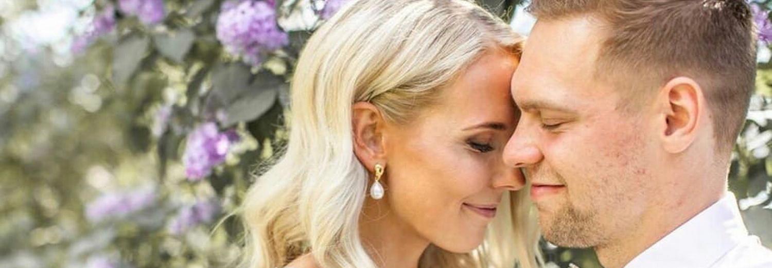 Вратарь хоккейной «Сибири» женился на блондинке с двойным именем