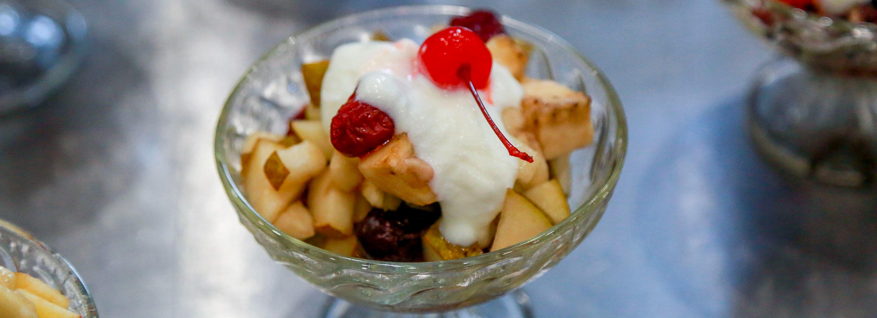 Повара лучших школьных столовых распробовали фруктовые салаты