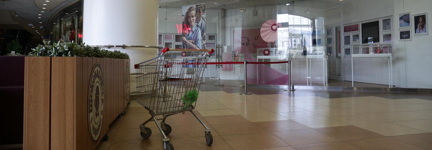 Держи дистанцию: карантинная разметка появилась в новосибирских магазинах