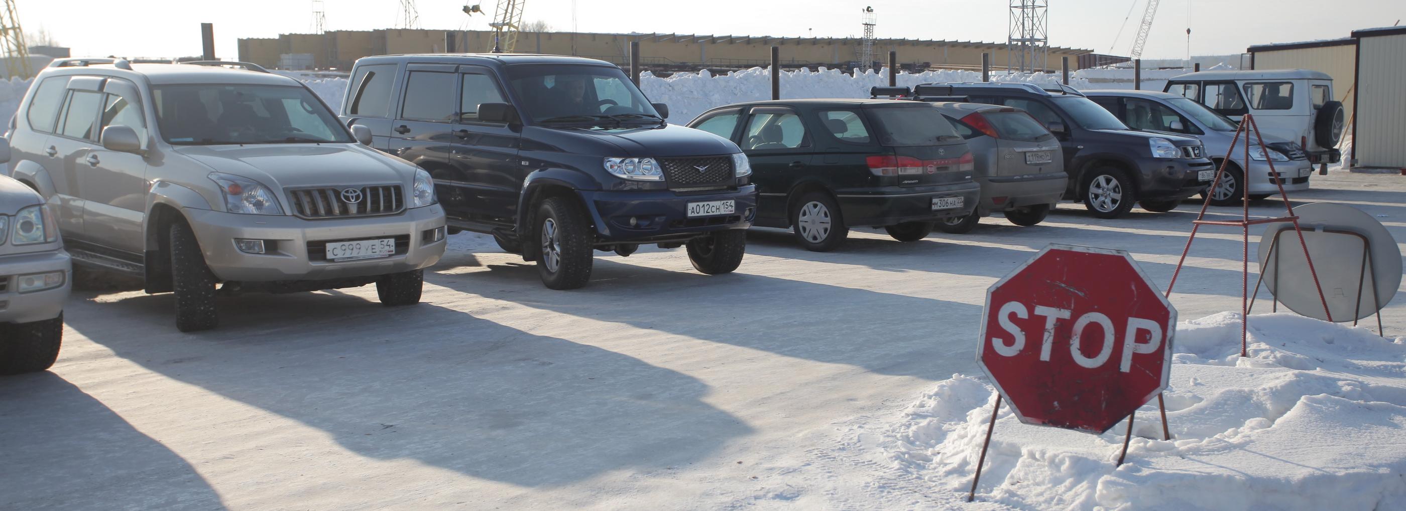 Новосибирцам напомнили о штрафе за прогрев авто во дворе