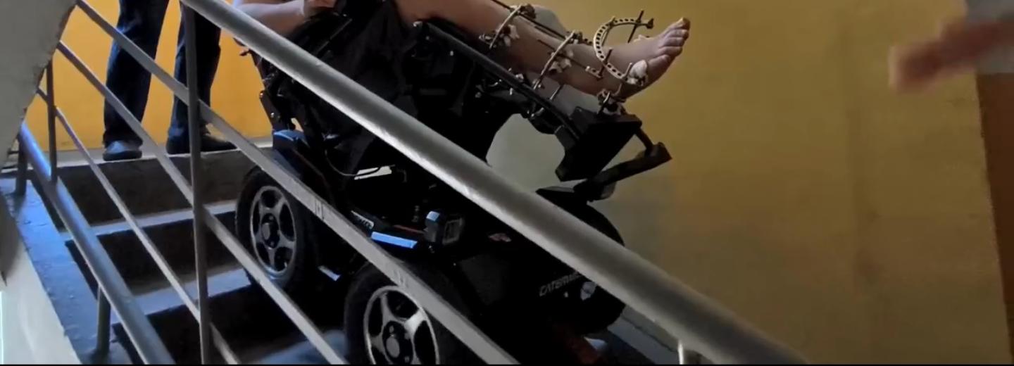 Коляску-ступенькоход передали бойцу, потерявшему ногу на СВО