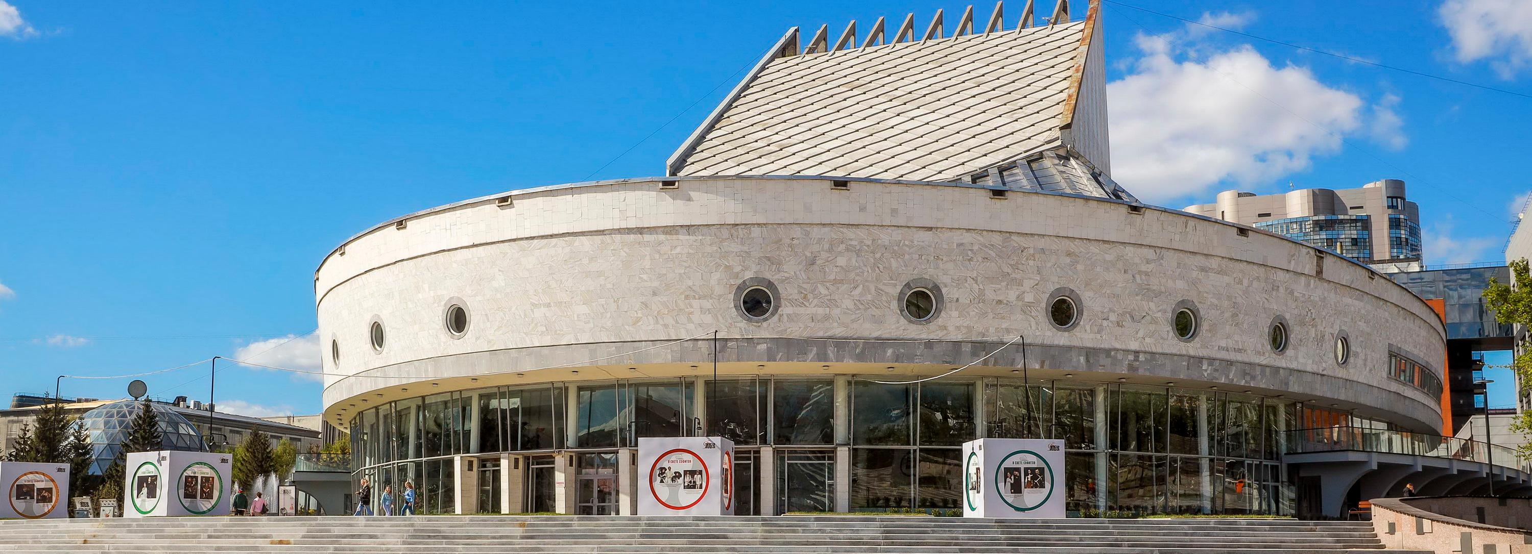 Большое плавание новосибирского театра «Глобус»: репортаж из закулисья