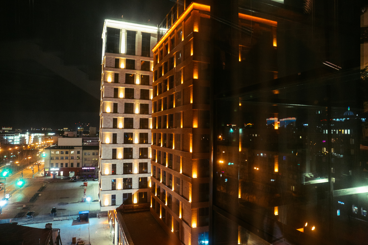 Новый отель в центре Новосибирска эффектно подсветили