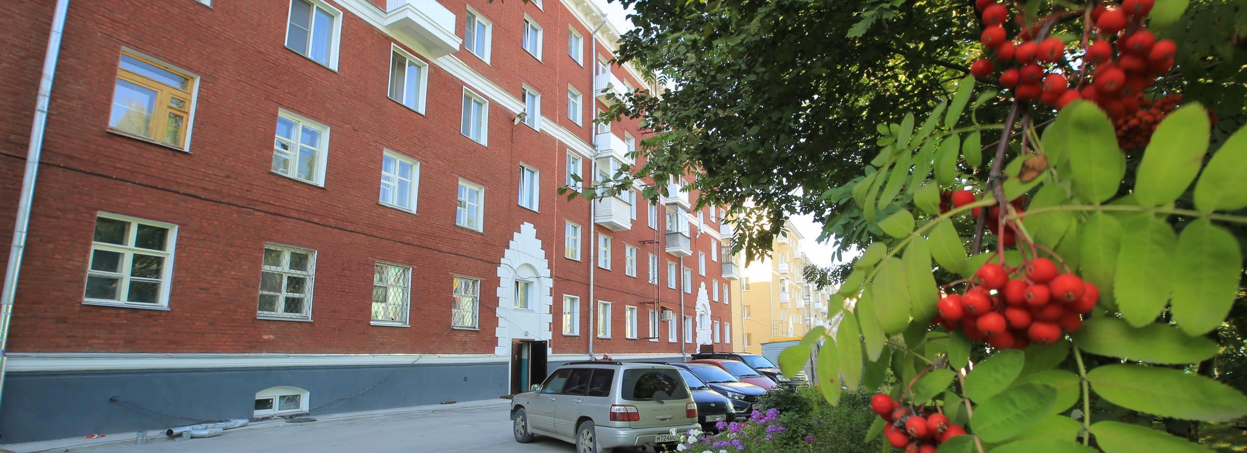 Фасады домов возле Монумента Славы отремонтировали в эстетике 50-х