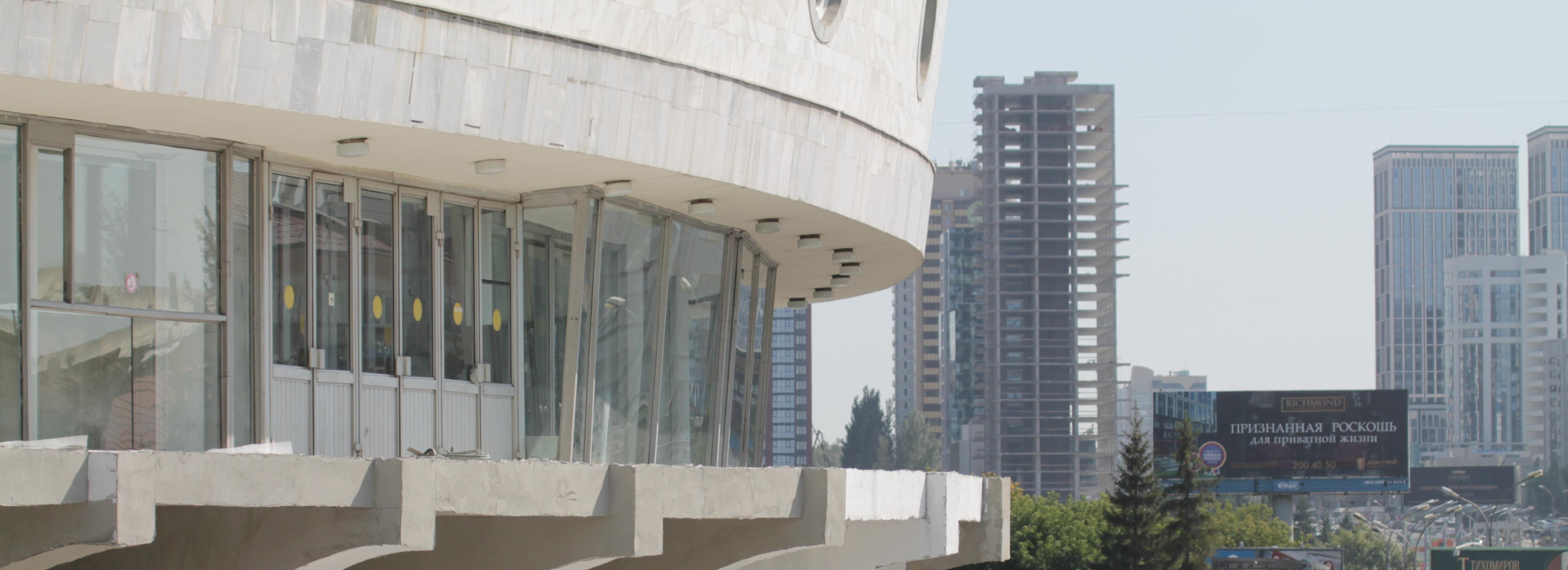 Новосибирский театр «Глобус» открыл центральный вход для зрителей